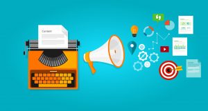 Máquina de escribir con varios elementos de marketing.