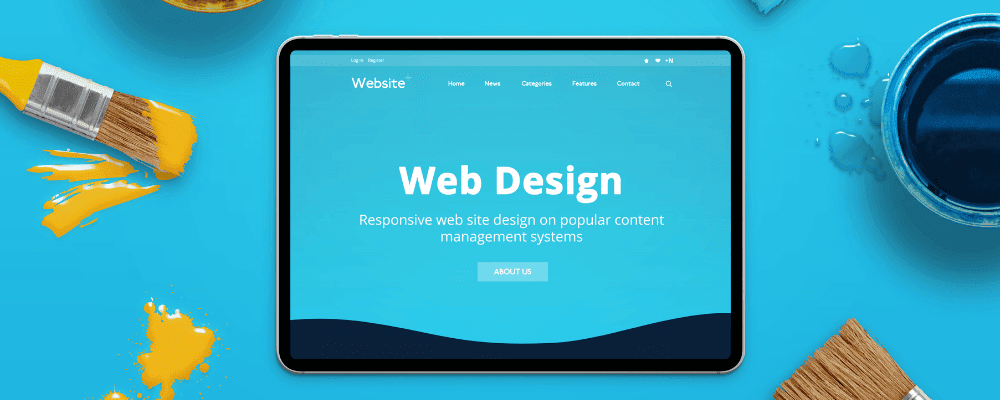 Una tablet con un diseño web en un fondo turquesa.