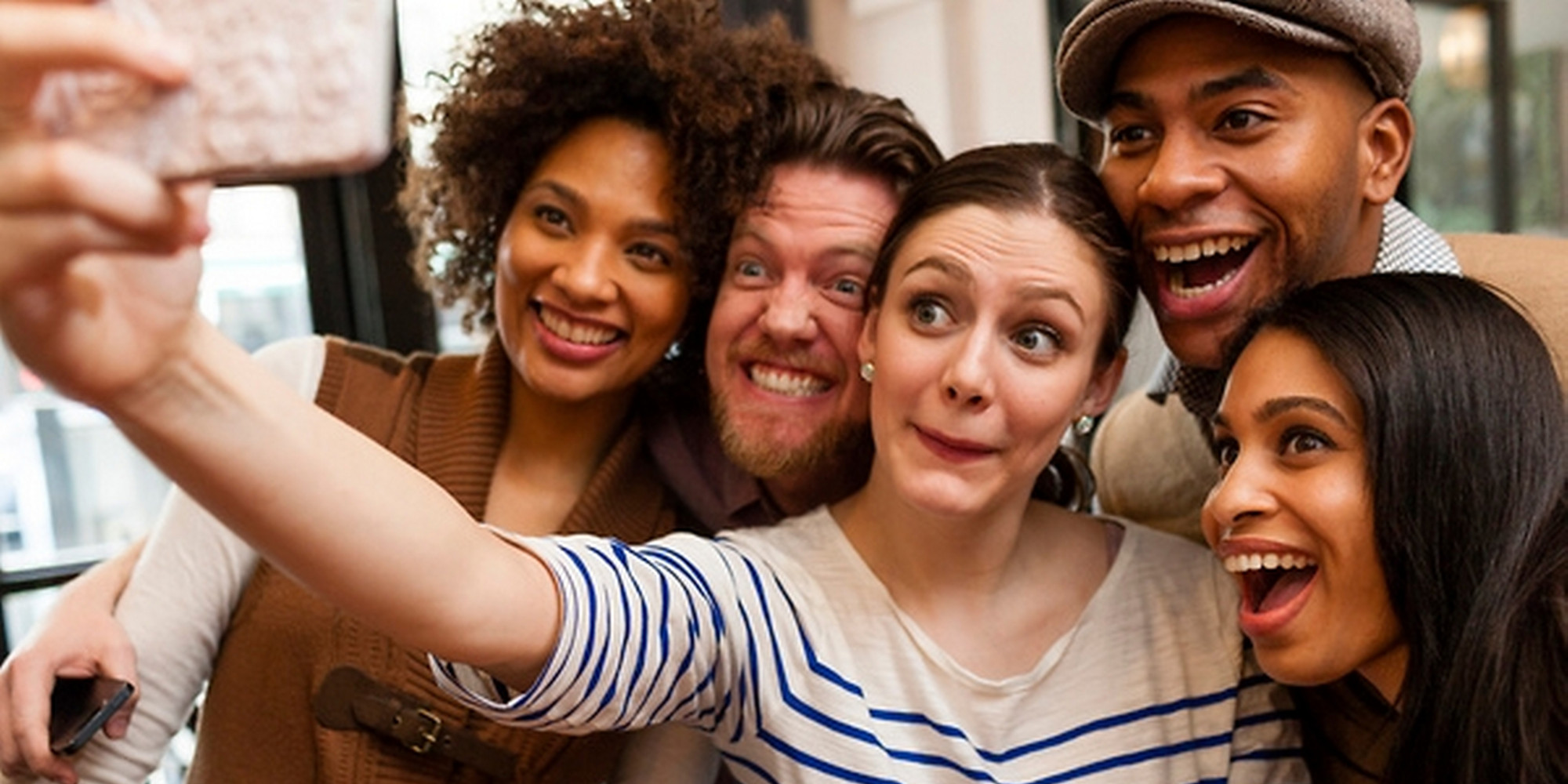 Varios amigos tomandose un selfie de redes sociales.