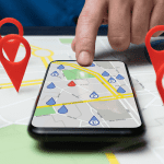 Una mano buscando en un celular por SEO local.