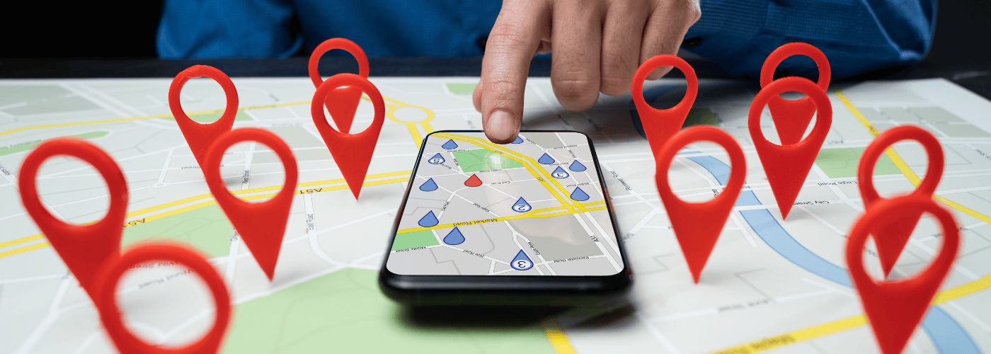 Una mano buscando en un celular por SEO local.