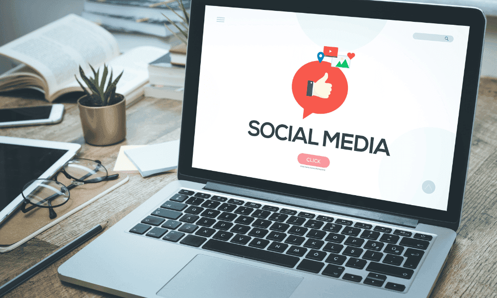 Social media y seo se muestra en la pantalla de una laptop.